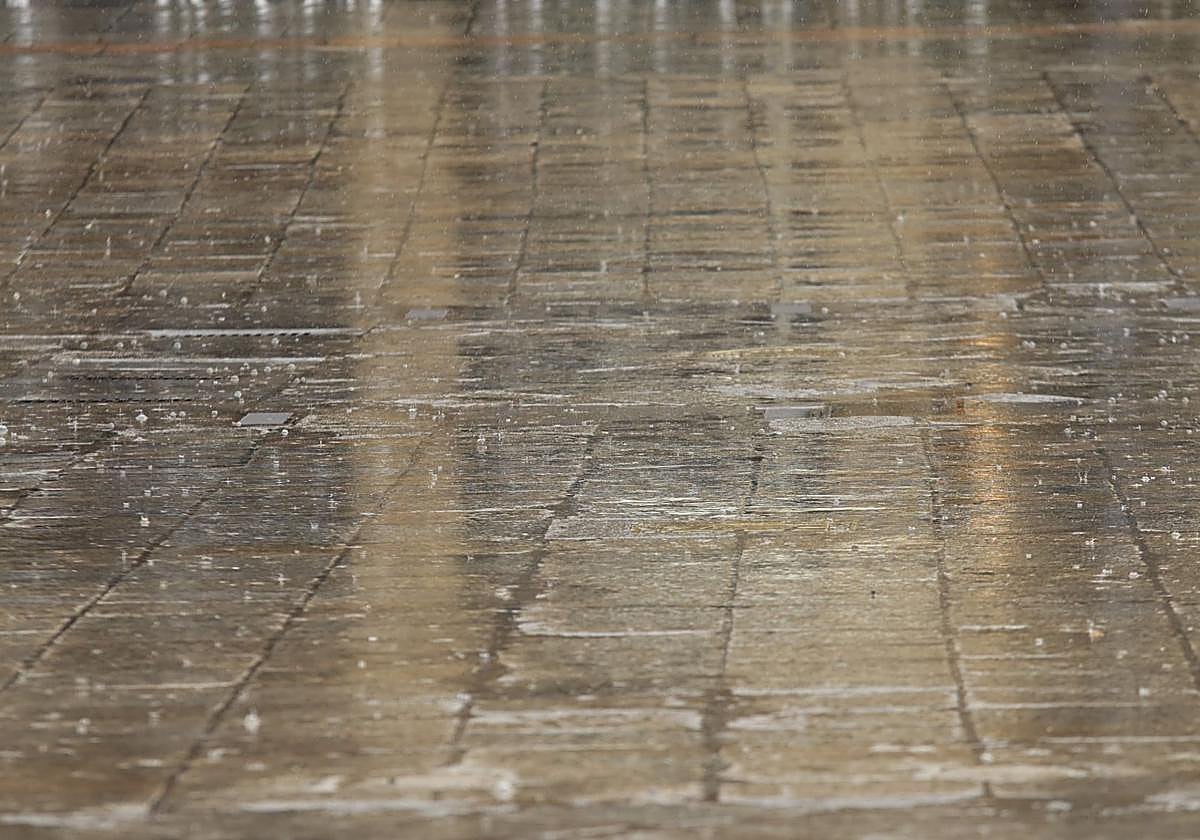La lluvia cae sobre el asfalto de Salamanca.