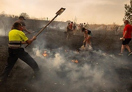 Vecinos de Martín de Yeltes ayudan a apagar el incendio.