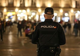Imagen de archivo, de un agente de Policía Nacional en la Plaza Mayor de Salamanca.