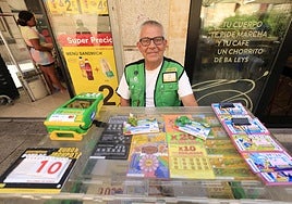 Un trabajador de la ONCE en la Rúa Mayor de Salamanca.