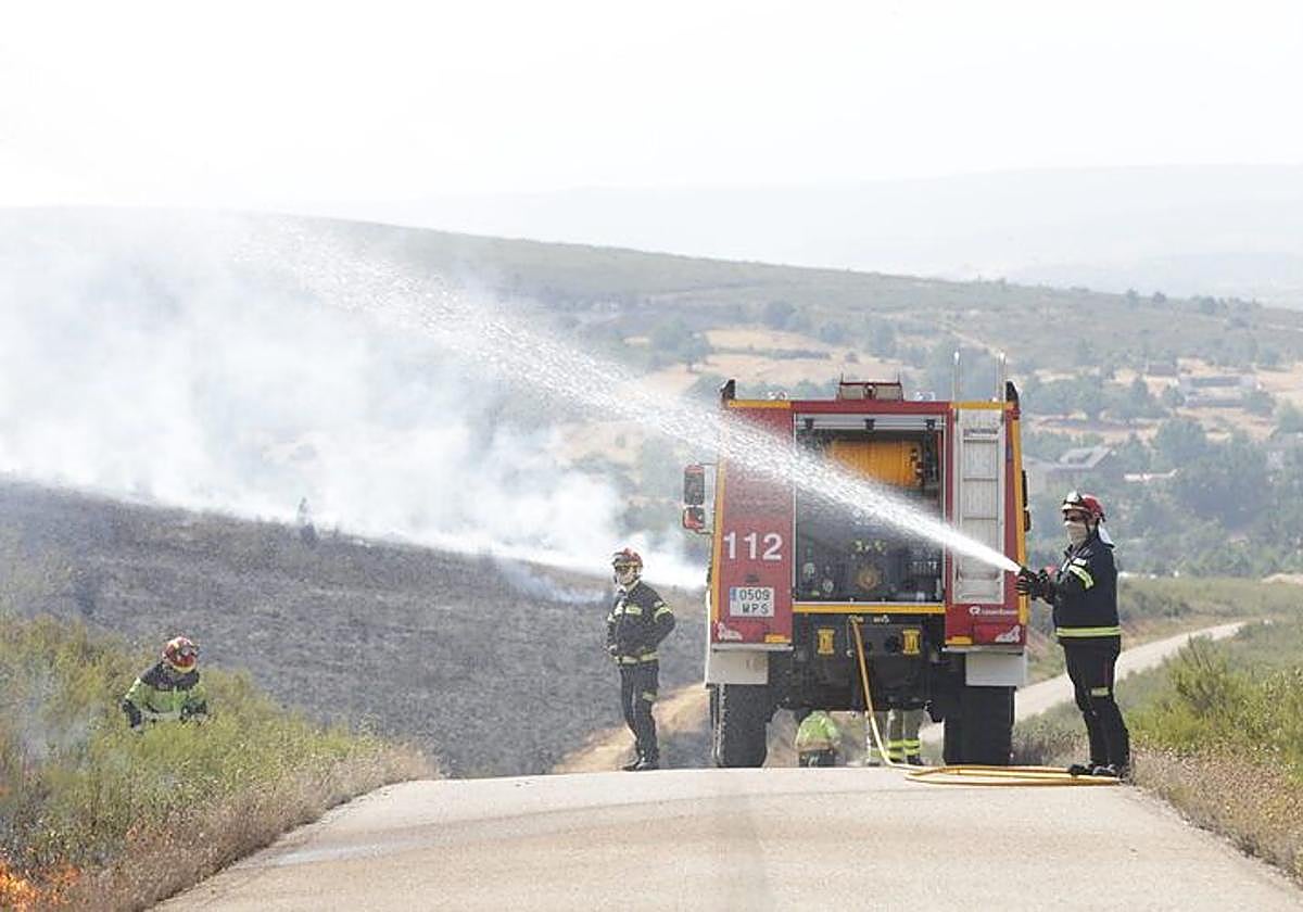 Bomberos sofocan un fuego en la provincia