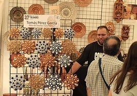 Tomás Pérez, alfarero de Alba de Tormes, en su puesto de la Feria