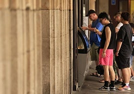 Turistas en una popular heladeria de Salamanca en una imagen de archivo