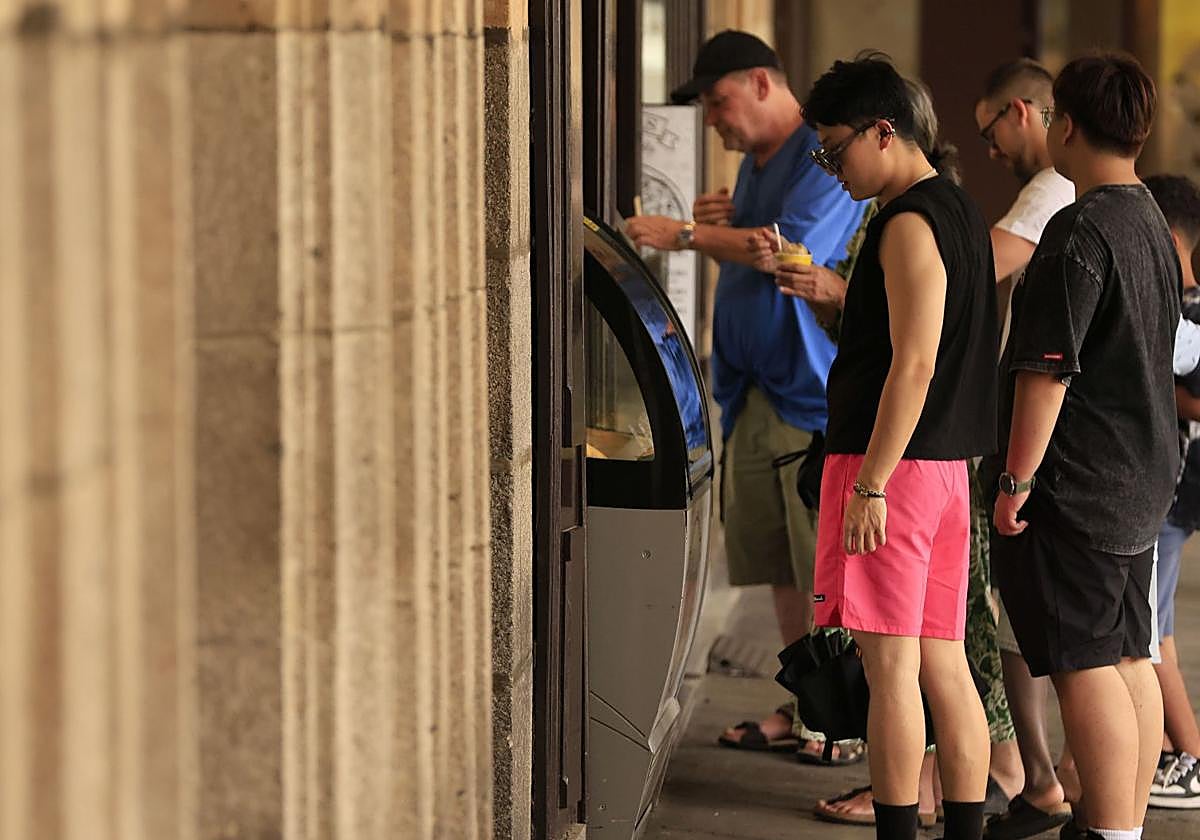 Turistas en una popular heladeria de Salamanca en una imagen de archivo
