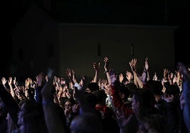 Gente en una verbena de archivo