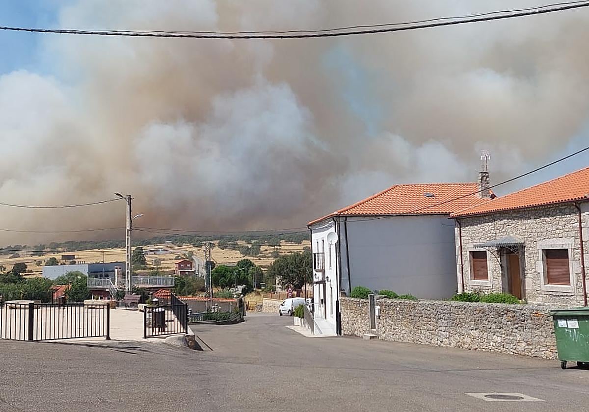Vista del incendio de Cipérez desde la localidad salmantina.