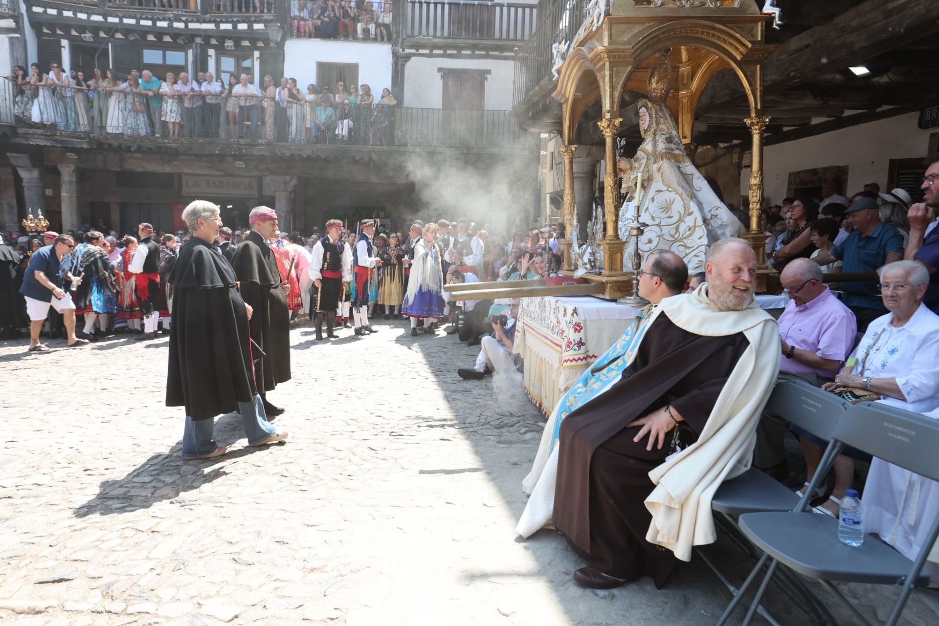 La Alberca &#039;con el corazón dividido entre el fuego y el inicio de las fiestas&#039;