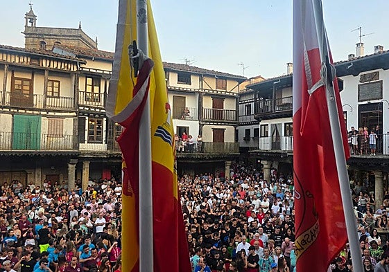 Así se encuentra la Plaza Mayor de La Alberca durante el pregón de las fiestas este viernes 15 de agosto.