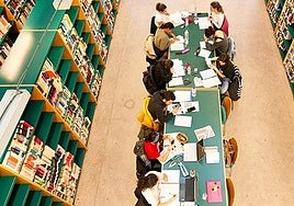 Estudiantes en una biblioteca.