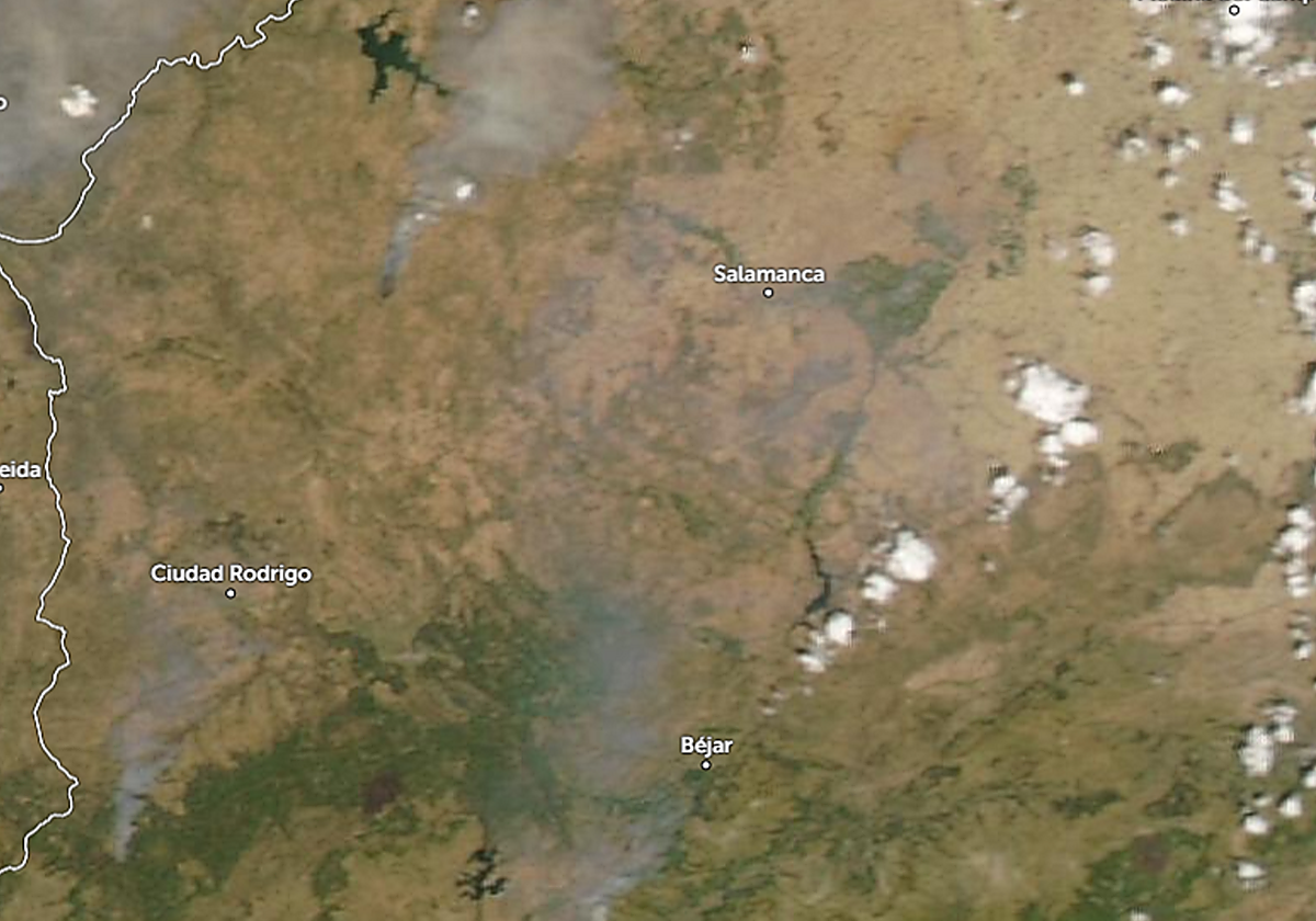 Buena parte de Salamanca cubierta por el humo este viernes por los ocho incendios activos en la provincia.