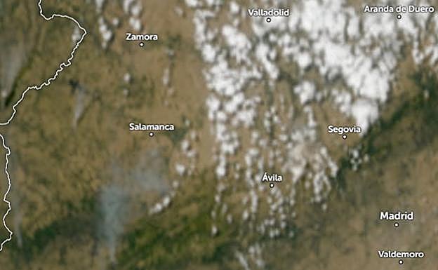 Imagen de este 16 de agosto, donde todavía se aprecia humo pero en mucha menos dimensión en la provincia de Salamanca.