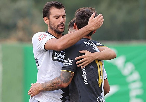 Carlos de la Nava abraza a Álvaro Gómez tras el 1-1 de Unionistas en Guijuelo.