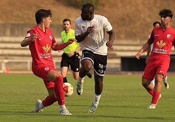 Una accion del encuentro en Las Pistas entre el Salamanca UDS y el Santa Marta de la fase autonómica de la Copa RFEF.