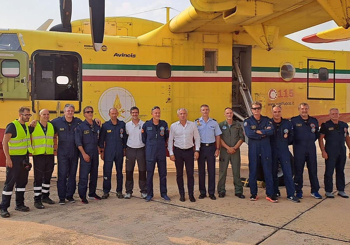 Uno de los aviones-cisterna Canadair italianos aterrizados en la base aérea de Matacán.