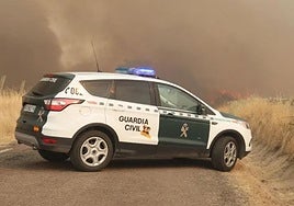 Un vehículo de la Guardia Civil en una zona de los incendios de Salamanca.