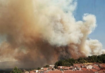 Primer balance de los incendios: uno intencionado, cinco pueblos desalojados, cuatro heridos y casas afectadas