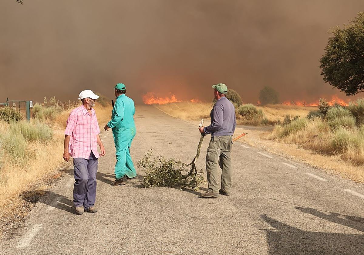 Tres vecinos voluntarios en el incendio de Cipérez, en Salamanca.