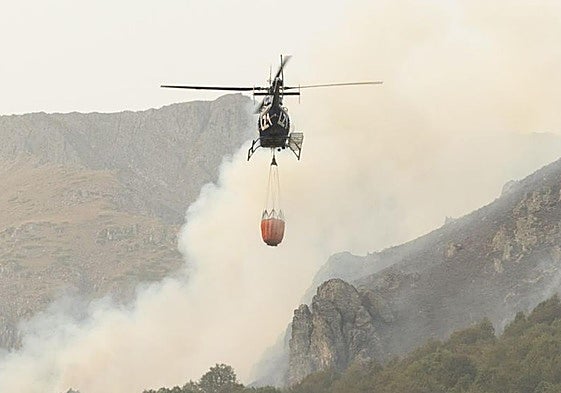 Un helicóptero en los incendios de León.