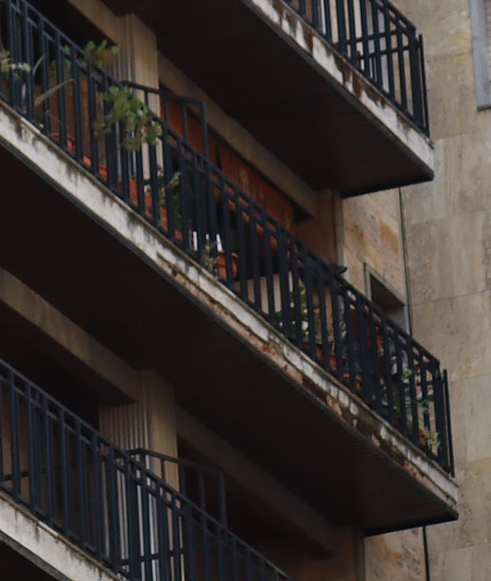 Imagen secundaria 2 - Se cae parte de un balcón de una vivienda en pleno centro de Salamanca