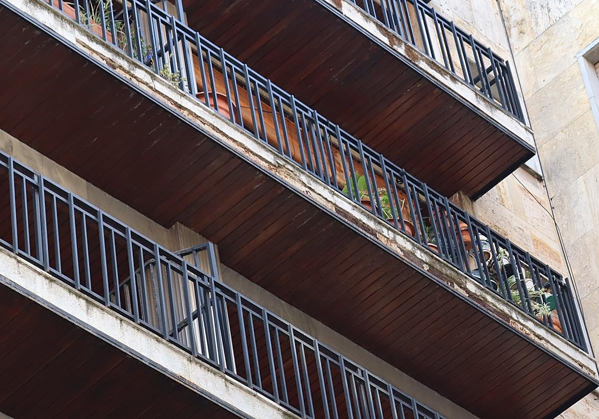 El borde del balcón derrumbado