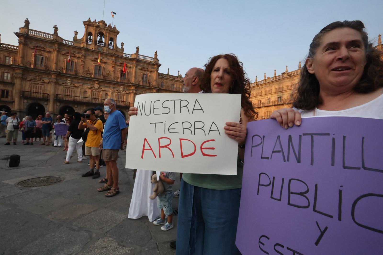 En imágenes, la manifestación en Salamanca por la gestión de los incendios