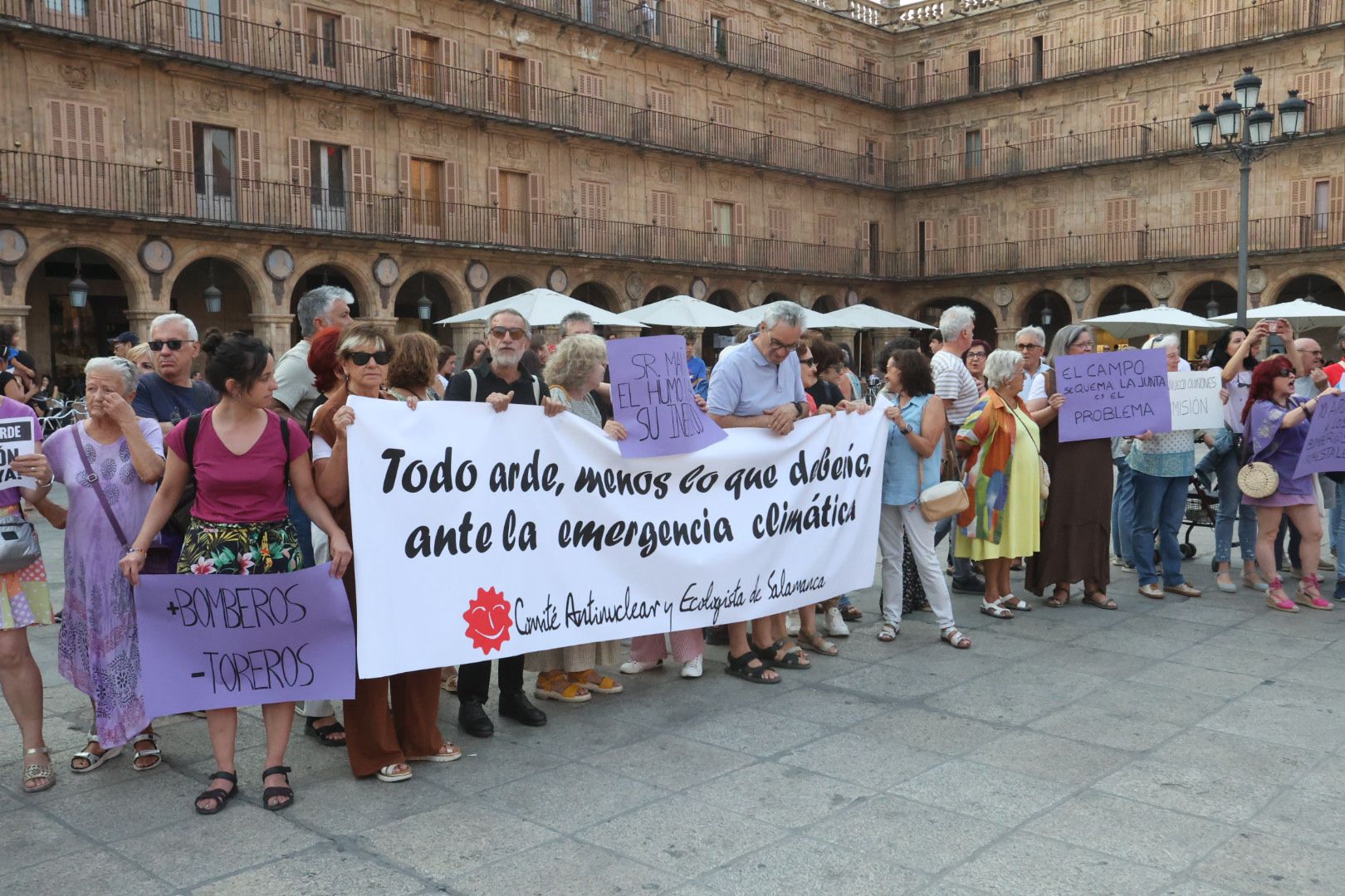 En imágenes, la manifestación en Salamanca por la gestión de los incendios