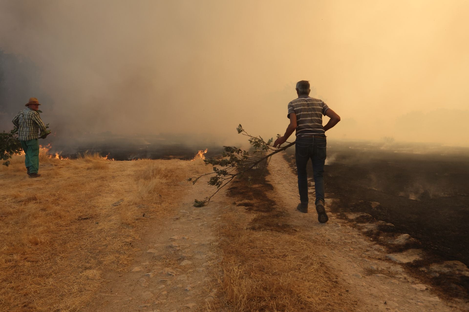 Un vecino de Cipérez colaborando en la extinción del incendio.