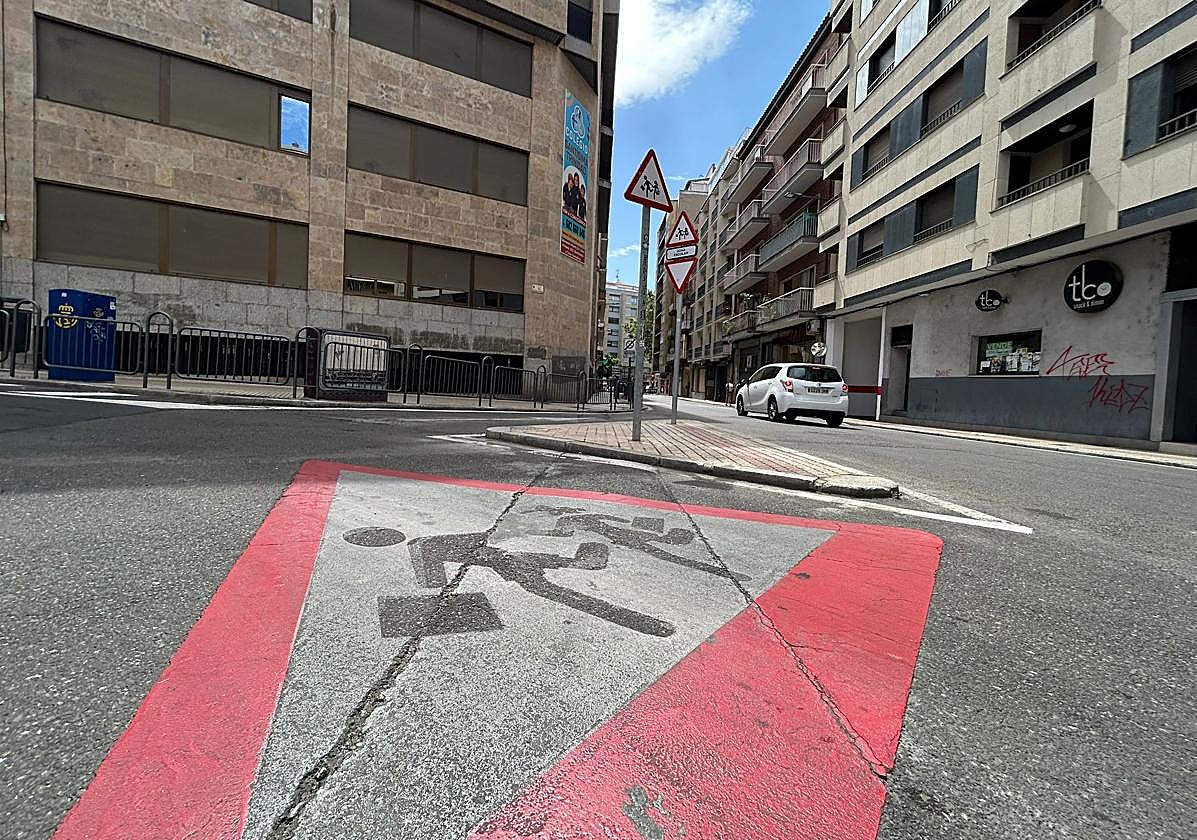 Una de las señales de peligro escolar de grandes dimensiones pintada en la calzada.