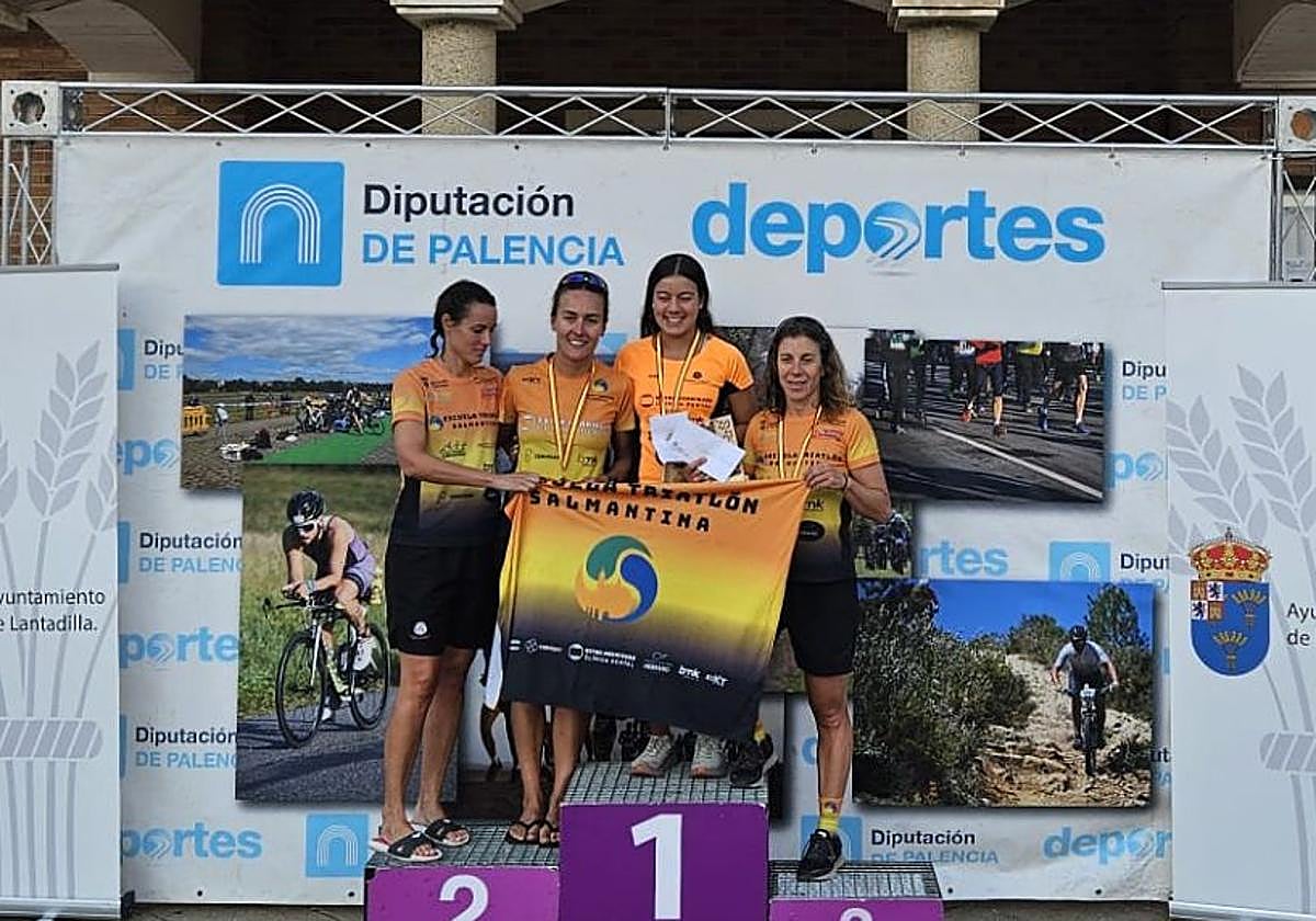 Podio femenino de Escuela de Triatlón Salmantina en Palencia