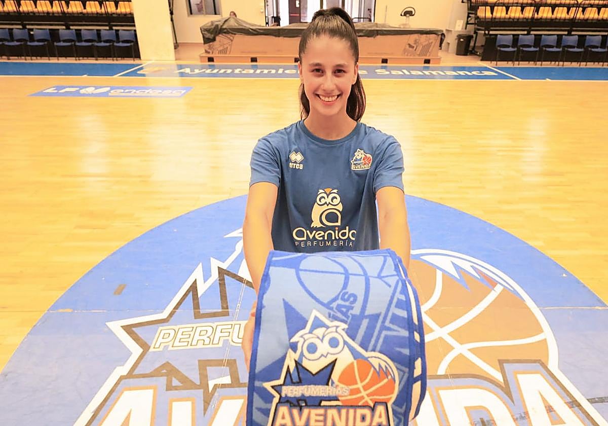 Claudia Soriano en su presentación oficial como jugadora de Perfumerías Avenida