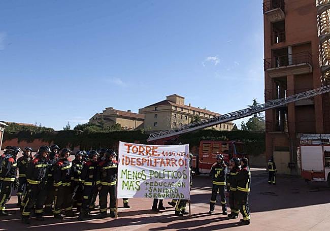 Los bomberos durante su protesta en el parque en febrero de 2013.