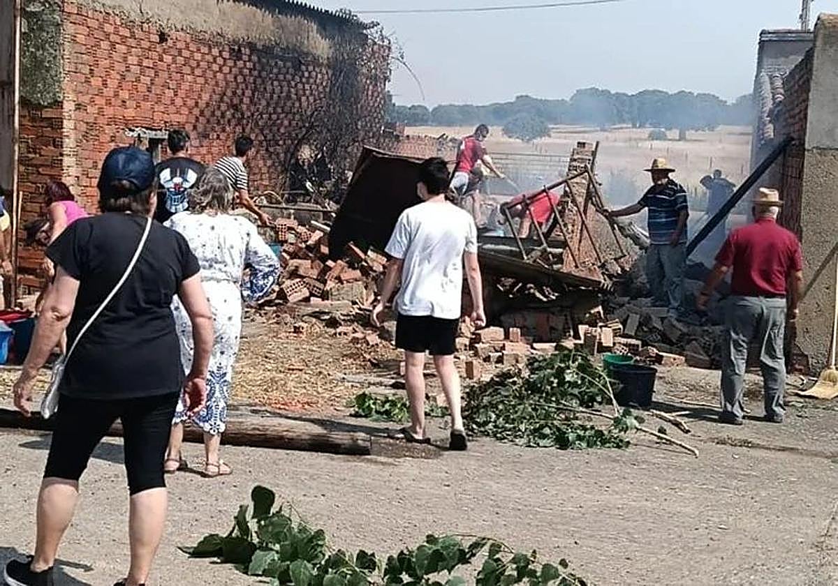 Las llamas arrasan con viviendas en Cipérez