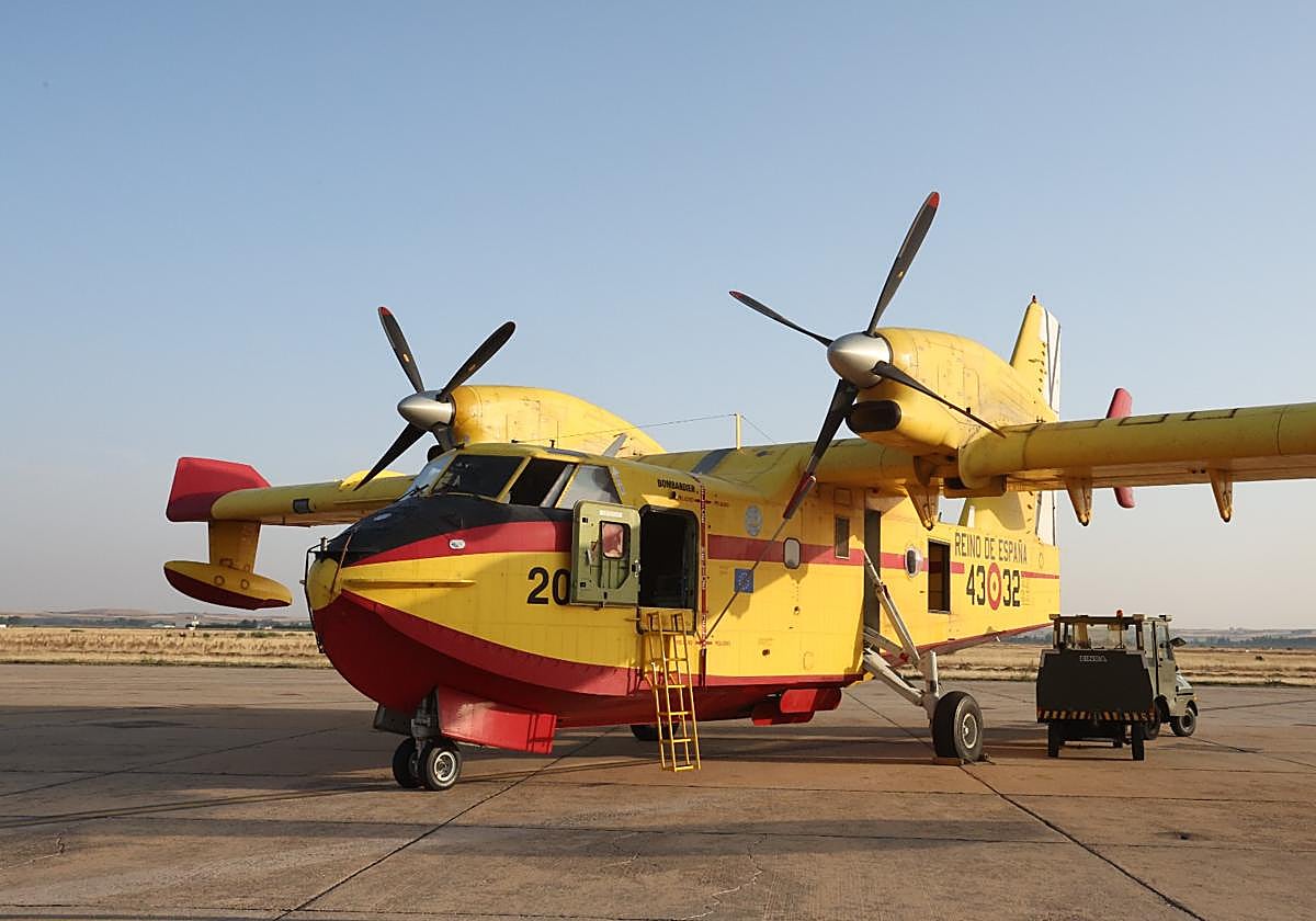 En primera línea contra los incendios: así operan los hidroaviones del Ejército en Salamanca