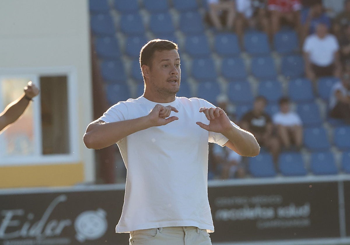 Oriol Riera da indicaciones a sus jugadores este sábado