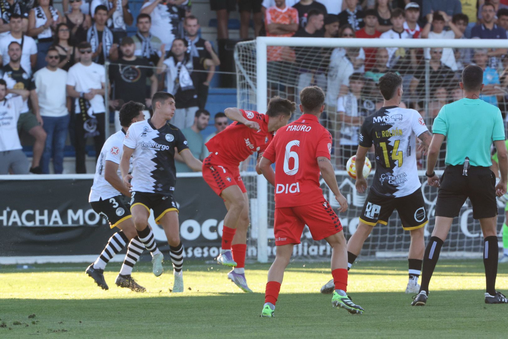 El debut ligero de Unionistas con 3.000 personas en el Reina Sofía