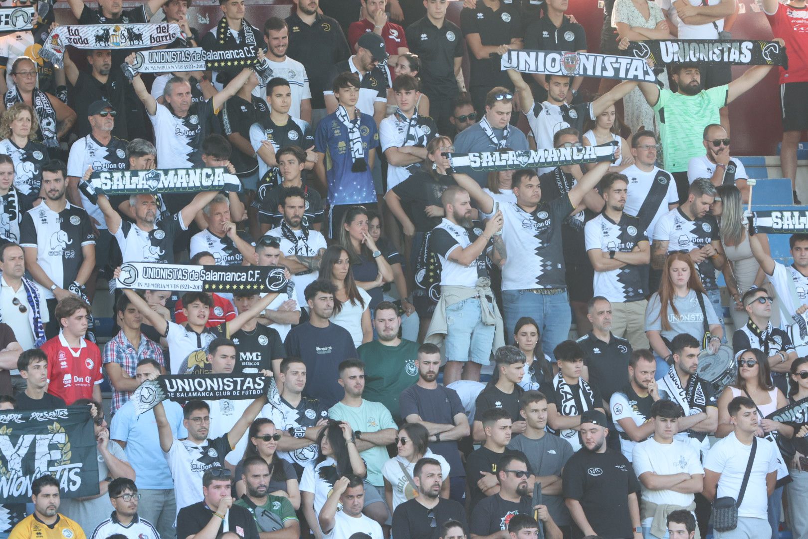 El debut ligero de Unionistas con 3.000 personas en el Reina Sofía