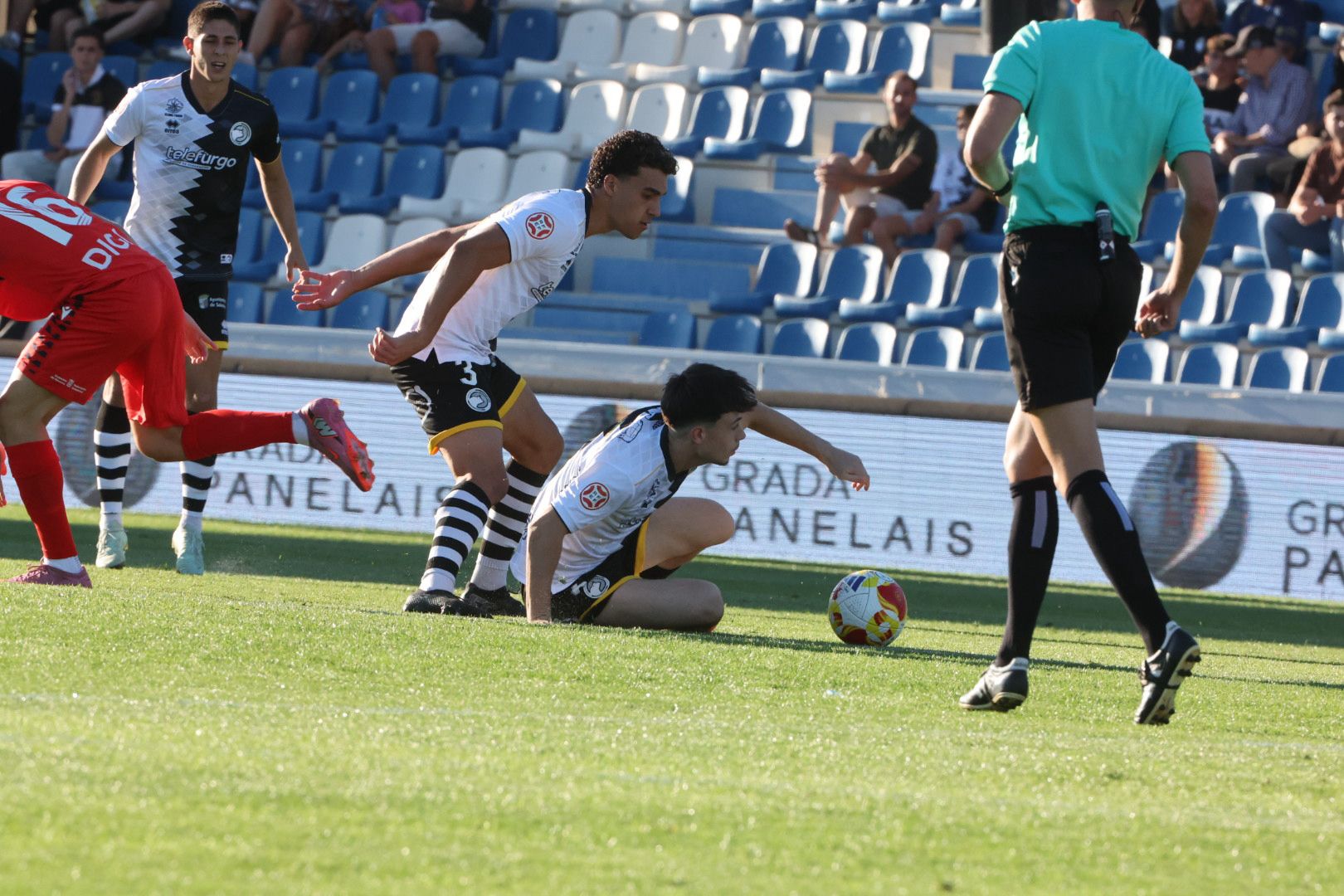 El debut ligero de Unionistas con 3.000 personas en el Reina Sofía