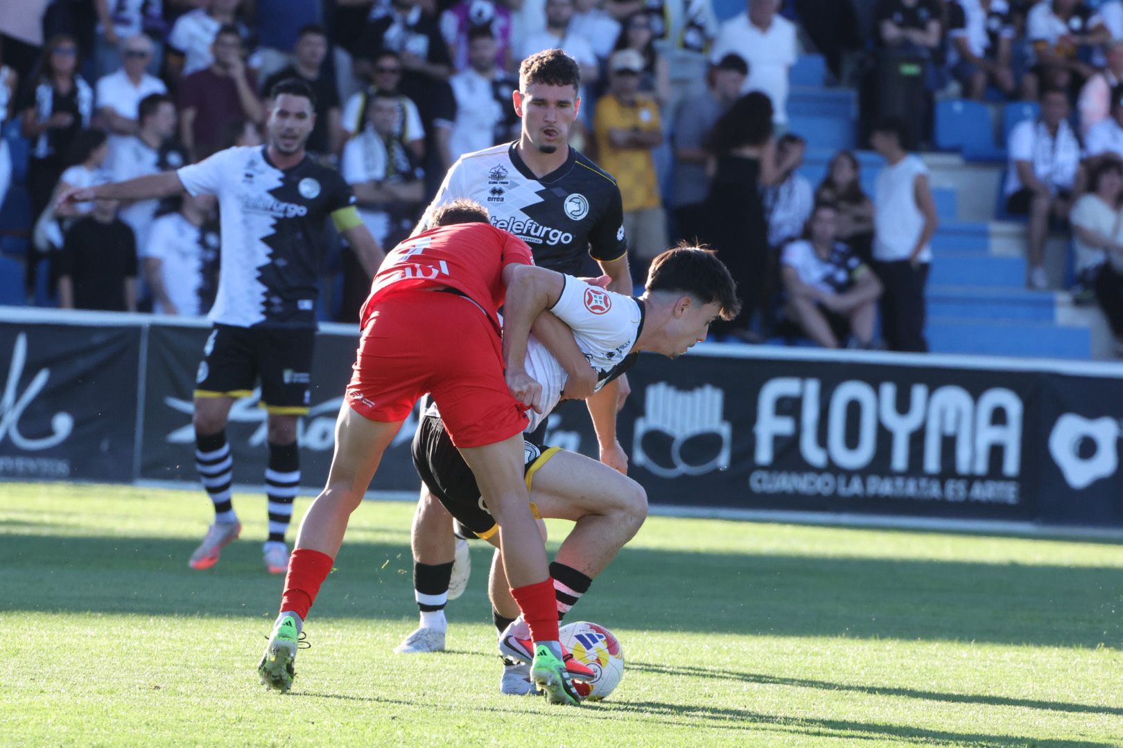 El debut ligero de Unionistas con 3.000 personas en el Reina Sofía