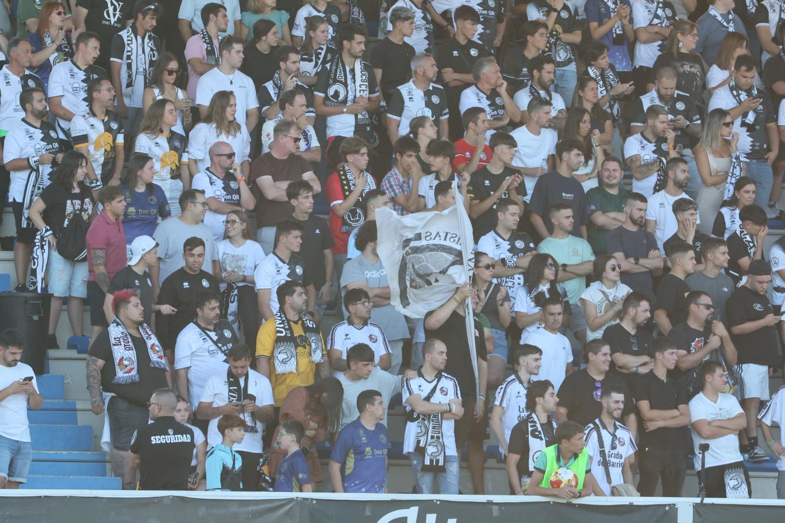 El debut ligero de Unionistas con 3.000 personas en el Reina Sofía