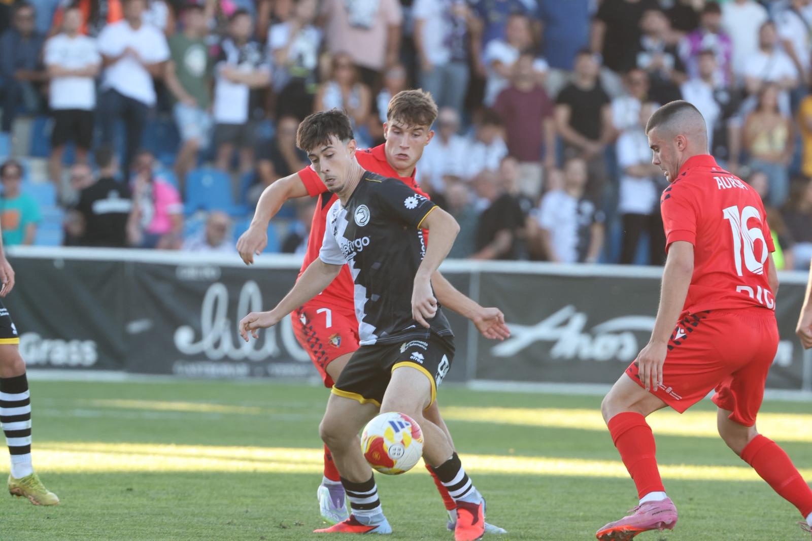 El debut ligero de Unionistas con 3.000 personas en el Reina Sofía