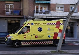 Ambulancia en las calles de Salamanca en una imagen de archivo