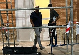 Estado de la puerta el pasado sábado tras recibir el golpe del entrenador de Unionistas.