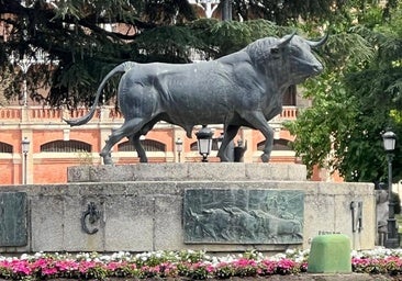 La multa múltiple por subirse a la estatua del toro junto a la plaza