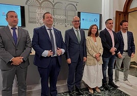 La directora general de Comercio y Consumo, María Pettit; el presidente de la Diputación de Salamanca, Javier Iglesias y el presidente de AESCO, Benjamín Crespo junto al resto de autoridades y cargos en la presentación.