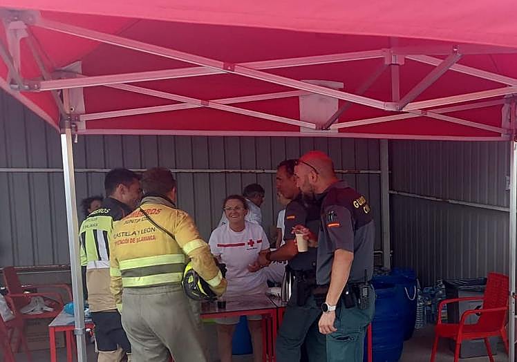 Avituallamiento y ayuda en el dispositivo contra el incendio de Cipérez.