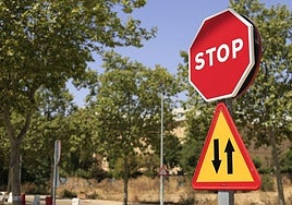 Señal de tráfico que advierte de obras en Salamanca