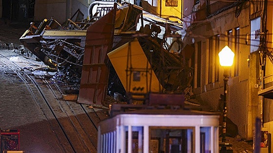 Tragedia en Lisboa: 15 muertos al descarrilar un funicular lleno de turistas