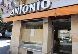 Fachada de Calzados Antonio en la plaza Poeta Iglesias.