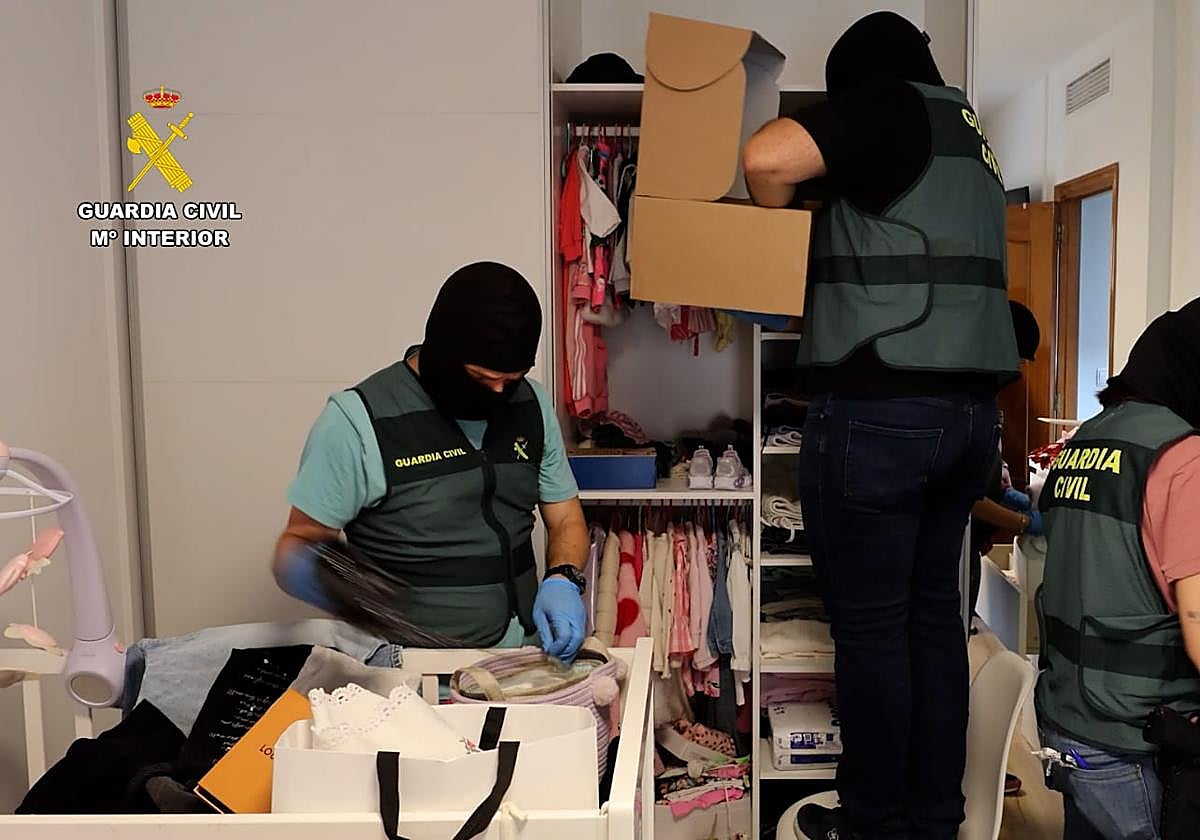 Miembros de la Guardia Civil, durante la operación Banalic.