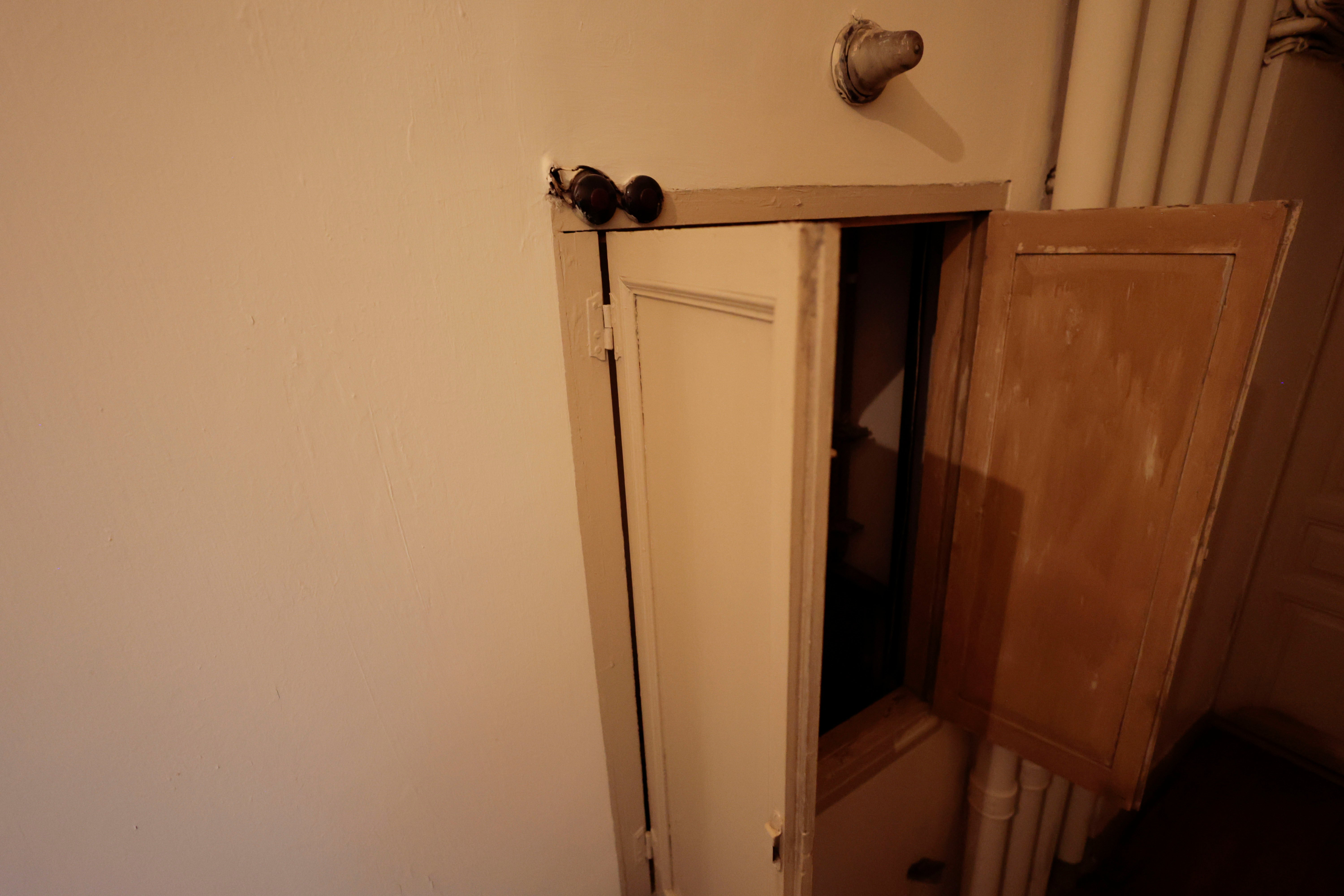 Montaplatos en el pasillo del servicio